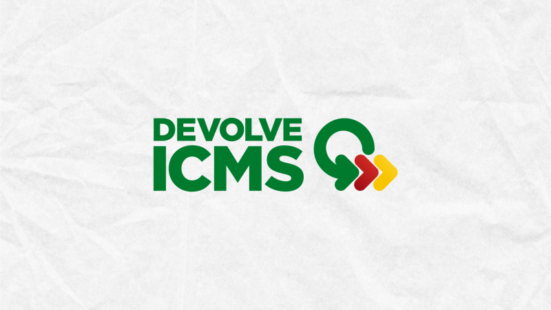 Arte gr&aacute;fica contendo o logotipo do Devolve ICMS, com a escrita "Devolve ICMS" com o lettering Devolve em cima e ICMS na linha de baixo. Ao lado das letras, h&aacute; um emblema verde em formato de meio c&iacute;rculo com uma flecha e duas pontas de flecha, nas cores vermelha e amarela, que seguem o formato da flecha principal